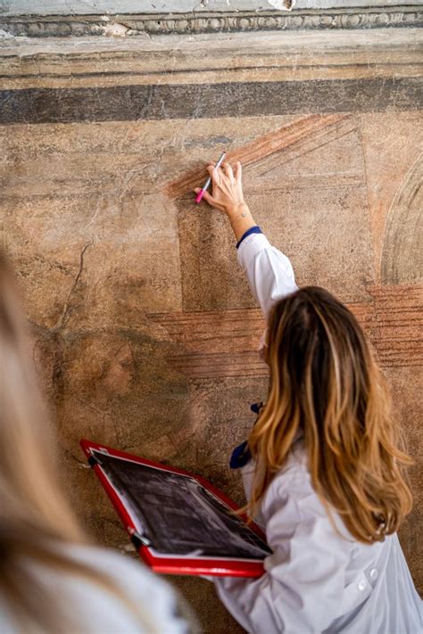 Hermès promuove il restauro di affreschi italiani .